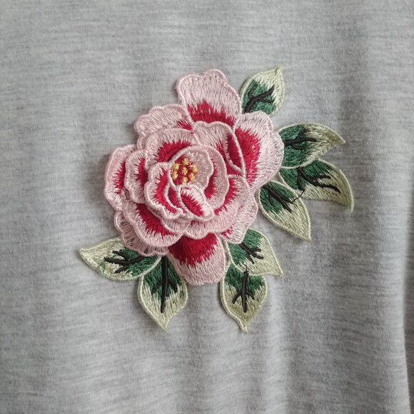 4/$20 Light grey tee shirt T-shirt with embroidered pink rose appliques Medium - Picture 3 of 11